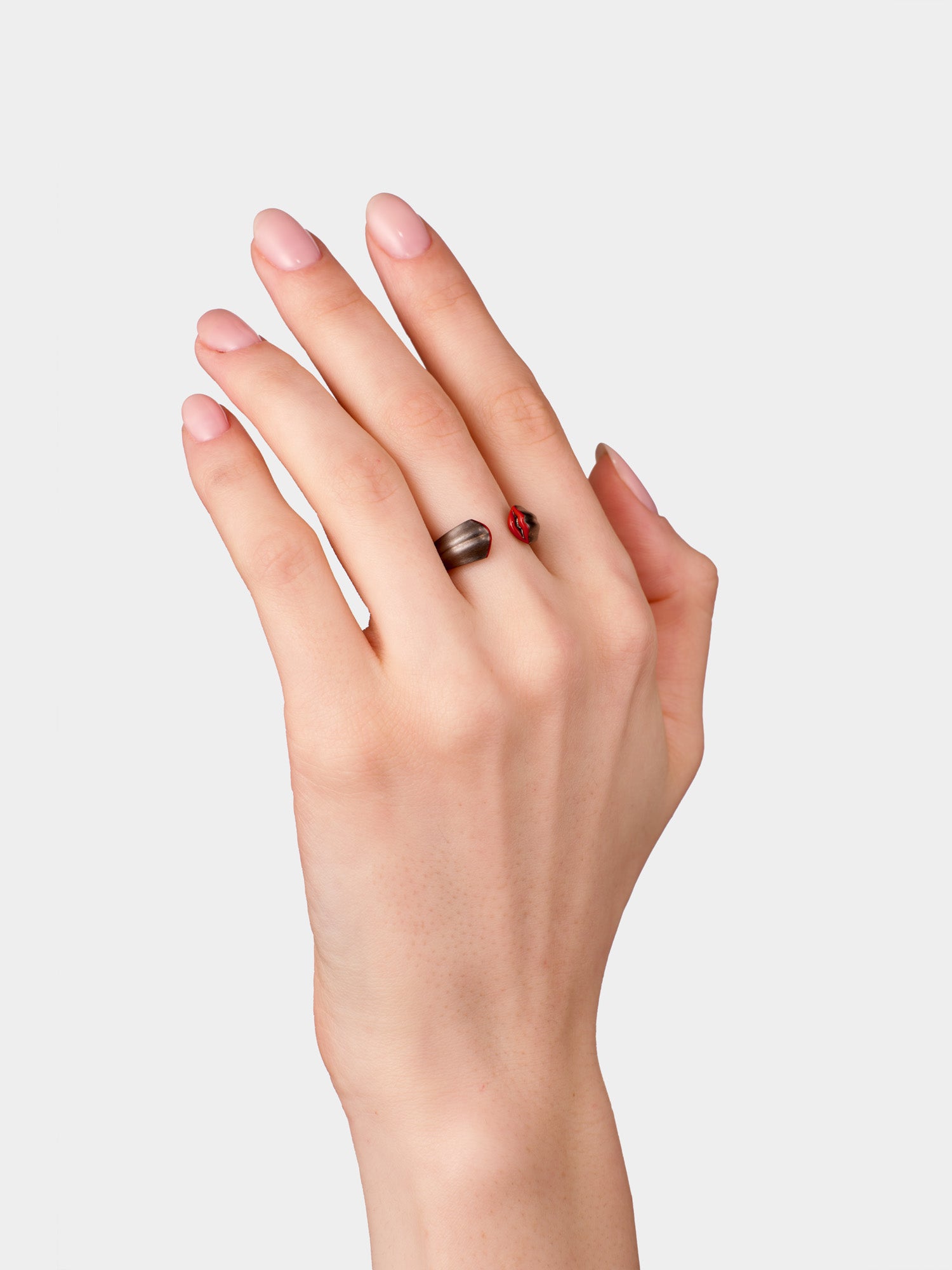 Black Kiss Small Ring Opaque Red